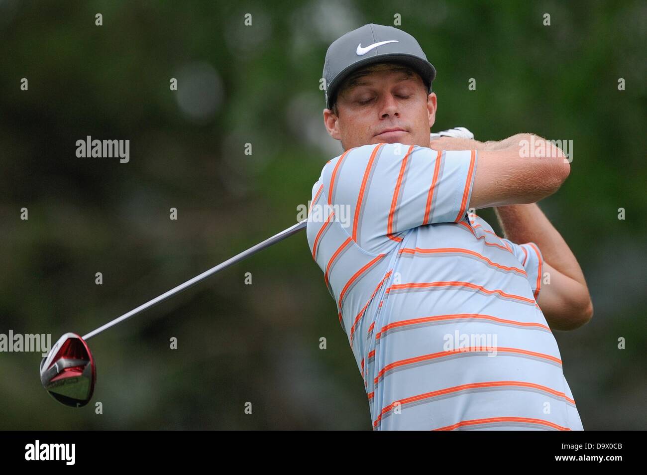 Bethesda, Maryland, USA. Il 27 giugno 2013. Nick Watney reagisce dopo un cattivo tee-shot sulla sedicesima foro durante il round di apertura a giocare al AT&T nazionali a Congressional Country Club di Bethesda MD. Credito: Cal Sport Media/Alamy Live News Foto Stock