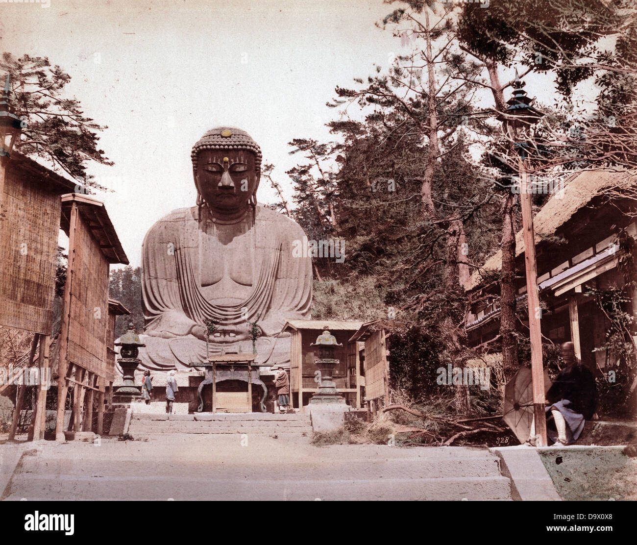 Foto colorata del Kamakura Daibutsu, il Grande Buddha di Kamakura, sui terreni del Tempio di Kotoku-in, Kamakura, Giappone, intorno al 1883. (Foto di Tamamura Kozaburo) Foto Stock