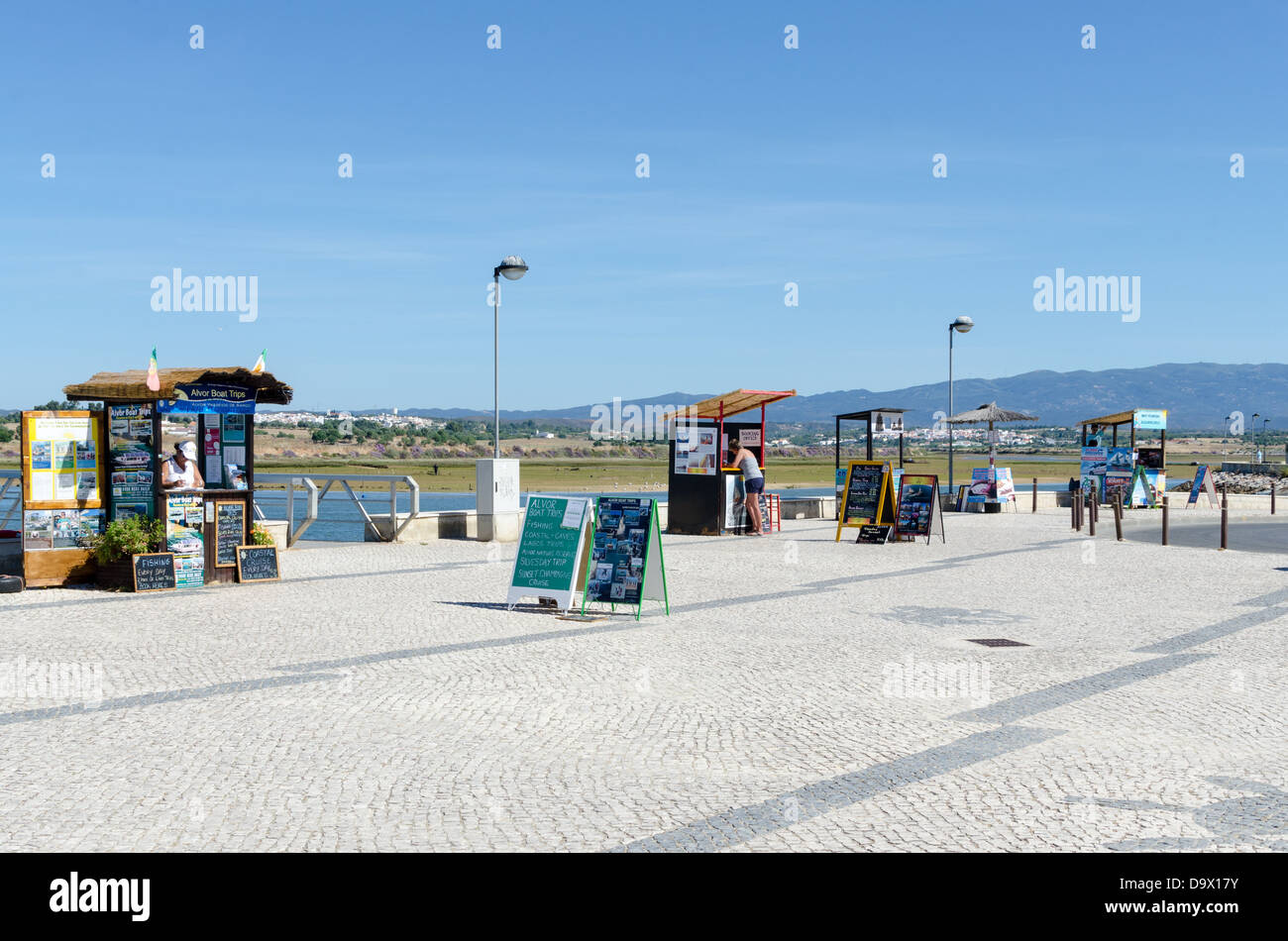 Gite in barca pubblicizzato nel lungomare del Algarve città di Alvor Foto Stock