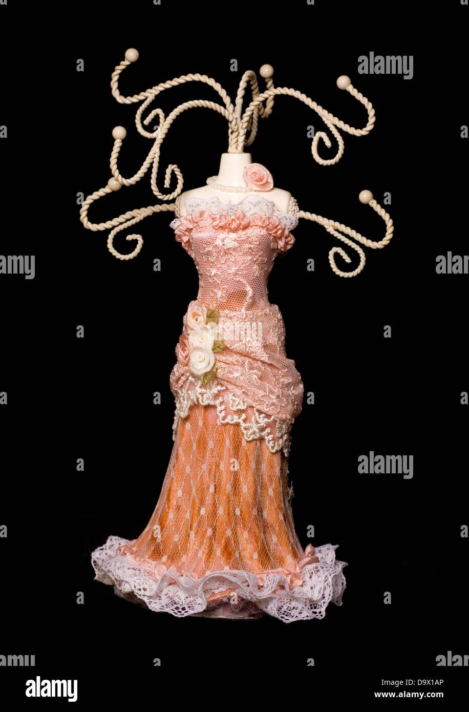 Peach gioielli manichino su sfondo nero Foto Stock