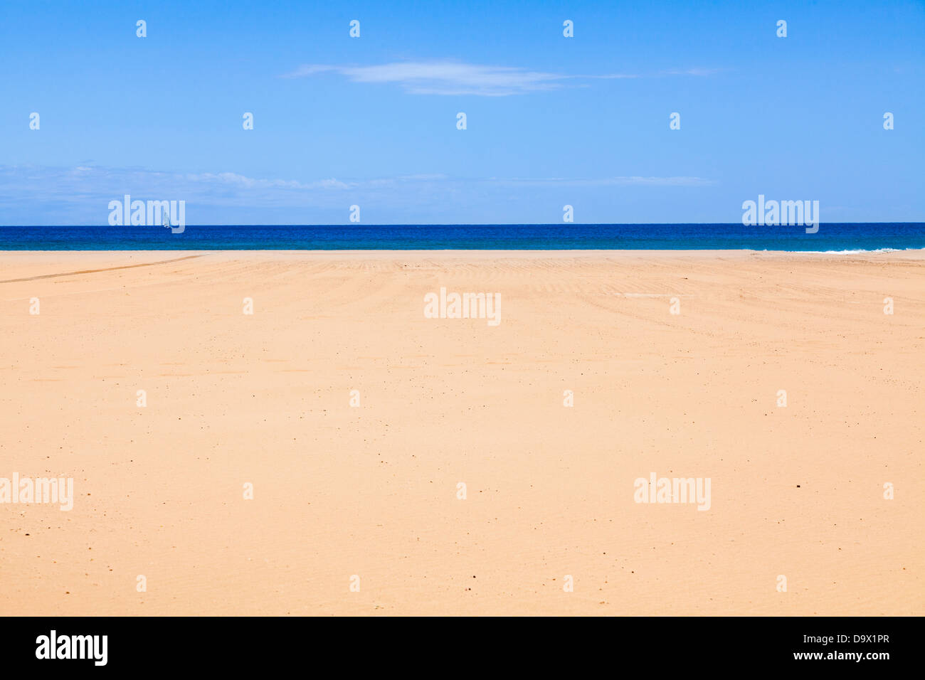 Linee orizzontali di spiaggia sabbiosa con il blu del mare e del cielo. Foto Stock