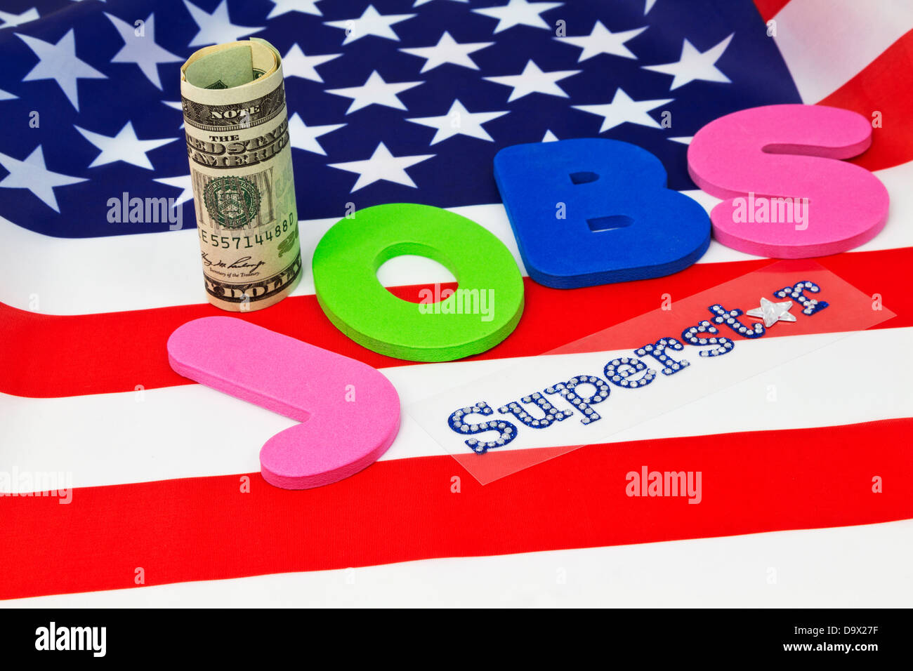 Lettere i lavori di ortografia posto sulla bandiera americana con la valuta e la superstar di glitter lettere Foto Stock