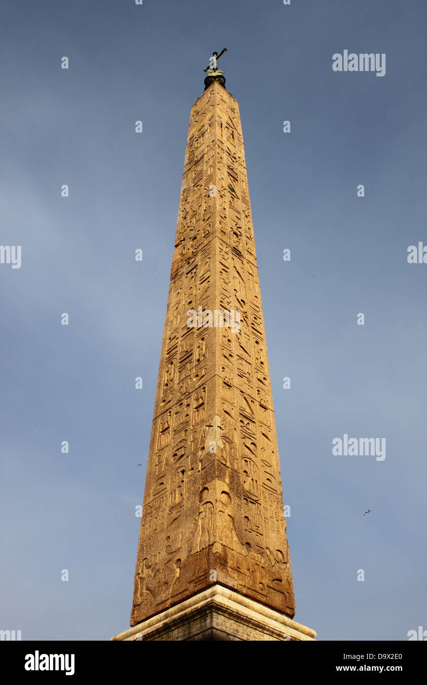 Vista del paesaggio dell'obelisco egiziano in Piazza del Popolo, Roma Italia Foto Stock