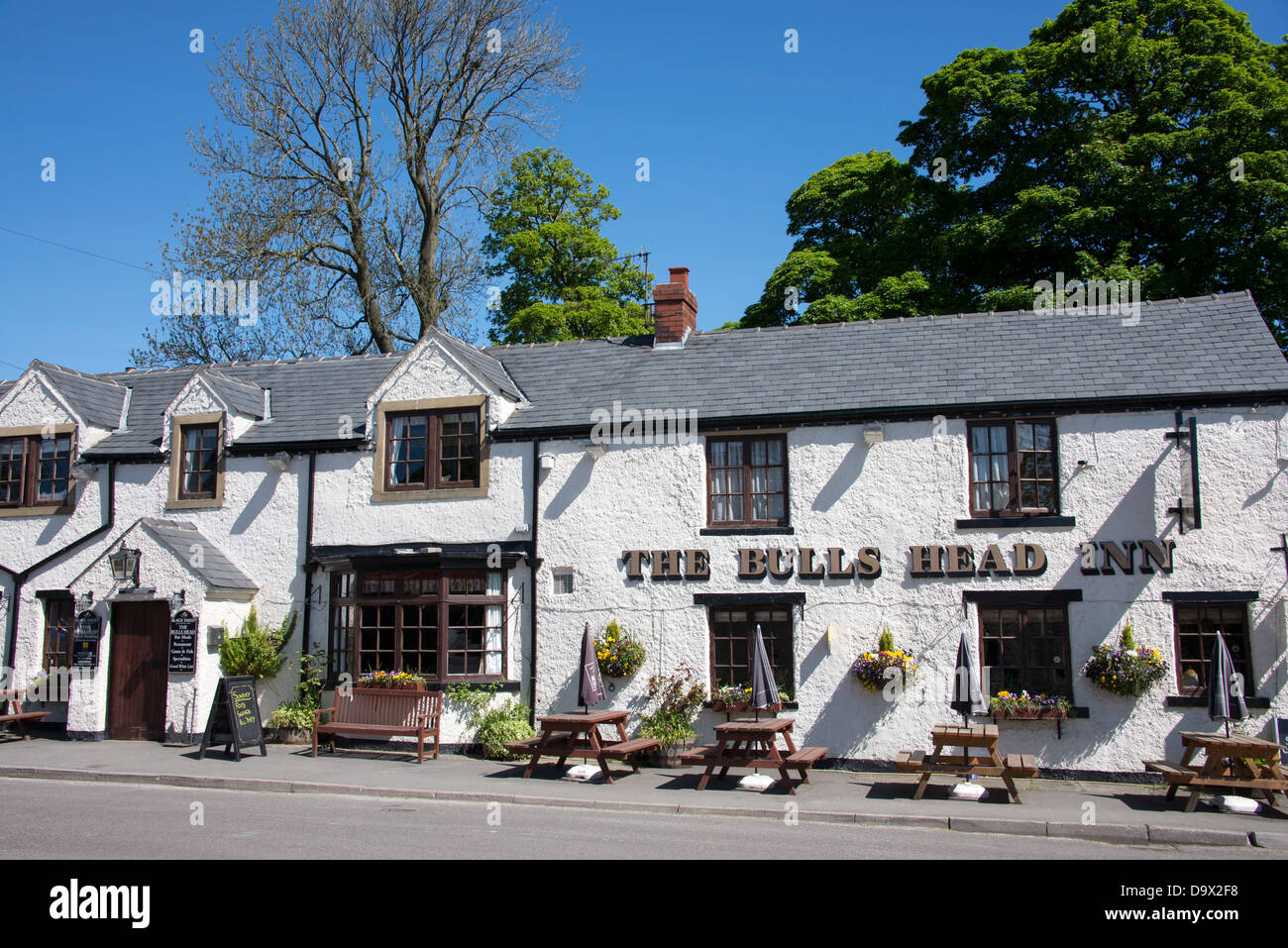 Testa del torello public house, Foolow, Parco Nazionale di Peak District, Derbyshire, in Inghilterra. Foto Stock