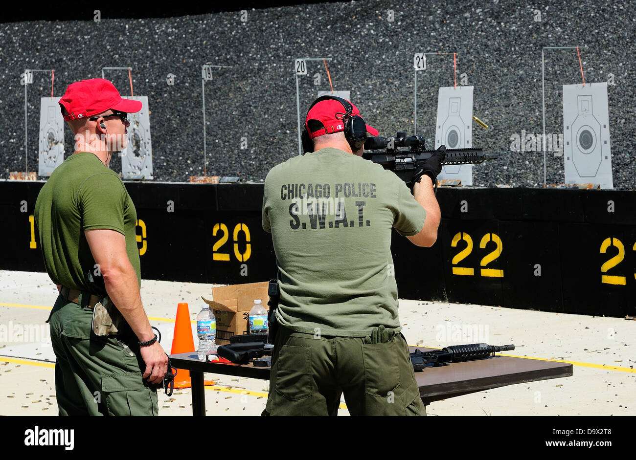 Swat ai membri del team di tiro fucili automatici o AR presso l FBI gamma pratica nei pressi di Chicago. Foto Stock