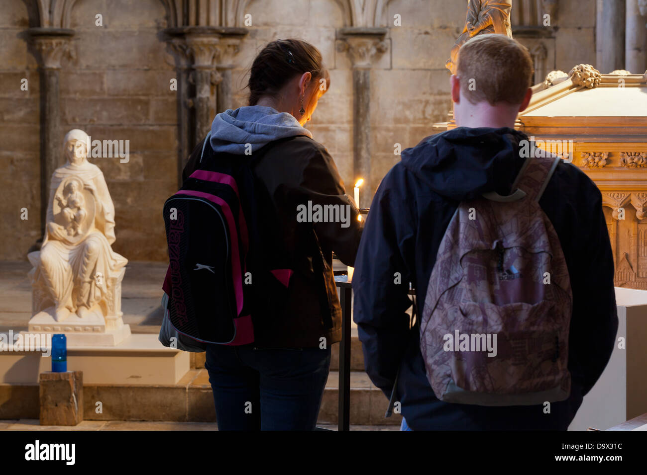 Lincoln - Cattedrale lato est - persone accendendo candele all interno della cattedrale, Lincoln, Lincolnshire, Regno Unito, Europa Foto Stock