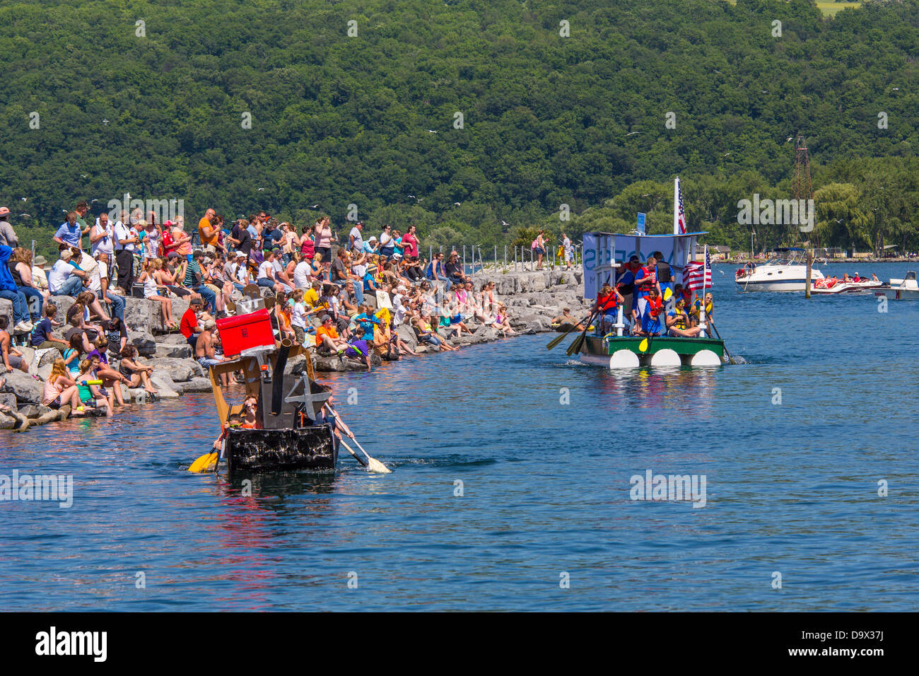 Xx annuale di Watkins Glen Festival Waterfront & imbarcazioni di cartone regata svoltasi nel porto di Watkins Glen New York Foto Stock