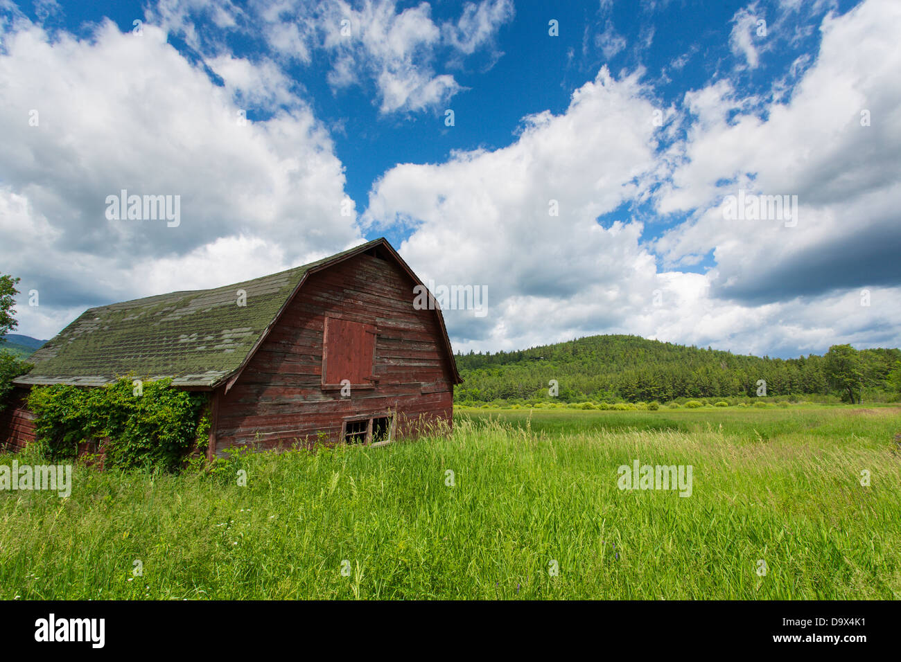 Il vecchio fienile in Keene Valle dell'Adirondack State Park nello Stato di New York Foto Stock