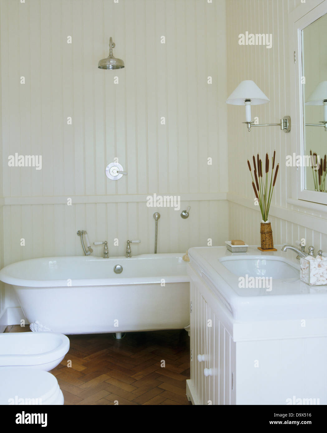 Chrome doccia sopra il rullo-top bagno in bagno bianco con dipinti di  bianco lingua+pannellatura scanalatura Foto stock - Alamy