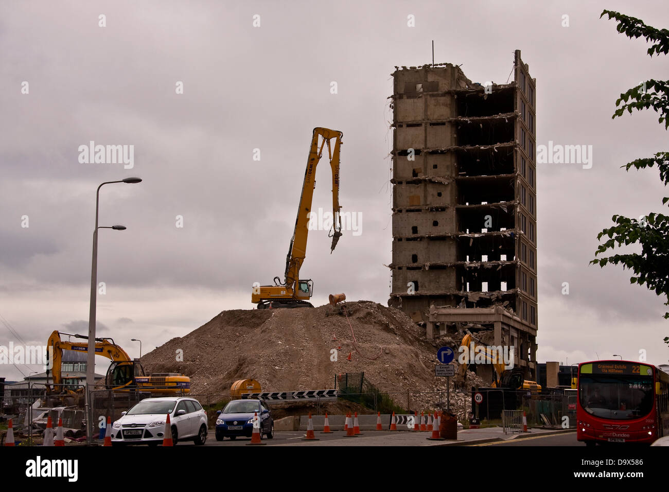 Città gli uffici del Consiglio di essere demolita bit per bit per far posto alla nuova zona di sviluppo lungomare lungo la riva di un fiume a Dundee, Regno Unito Foto Stock