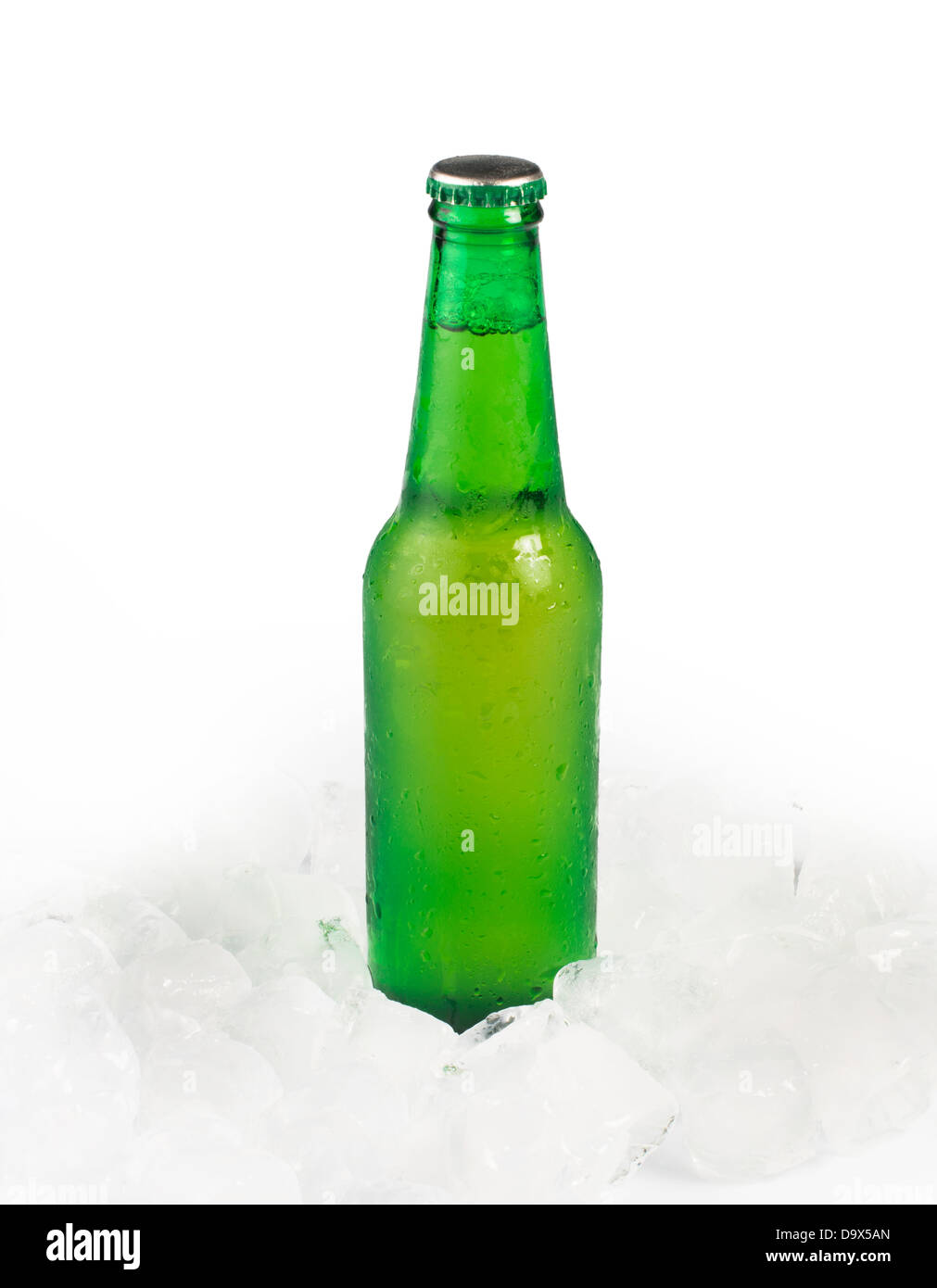 Verde bottiglia di birra e di cubetti di ghiaccio Foto Stock