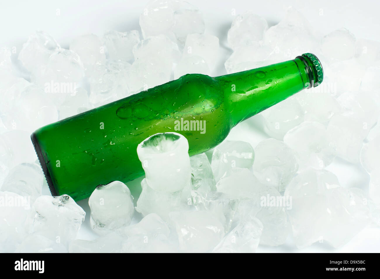 Verde bottiglia di birra e di cubetti di ghiaccio Foto Stock