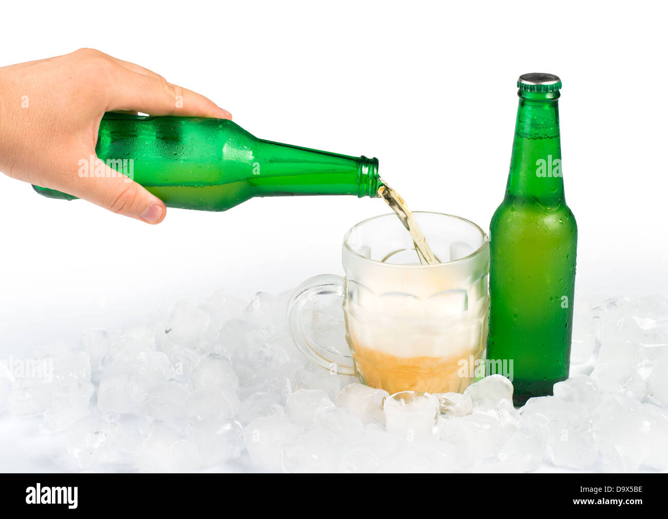 Verde bottiglia di birra e il boccale di birra. Isolato bianco studio shot. Foto Stock