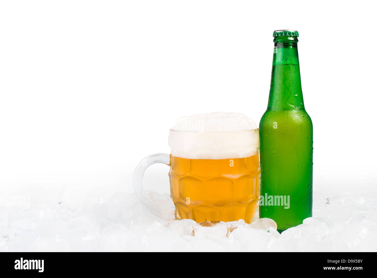 Verde bottiglia di birra e il boccale di birra. Isolato bianco studio shot. Foto Stock