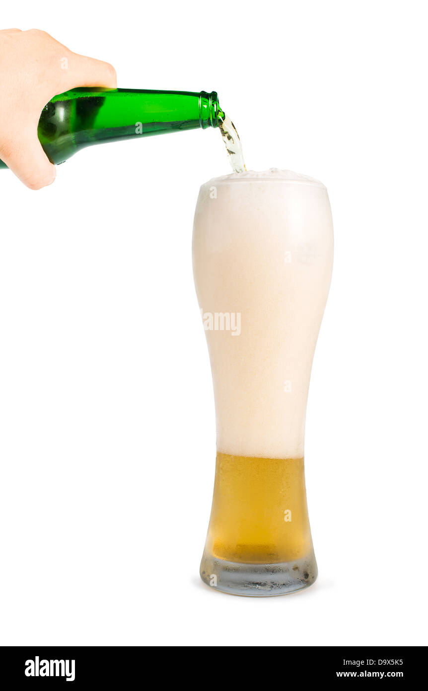 Mano che tiene una bottiglia di birra e boccale di birra. Isolato bianco studio shot. Foto Stock Mano che tiene una bottiglia di birra e boccale di birra. Isolato bianco studio shot. Foto Stock
