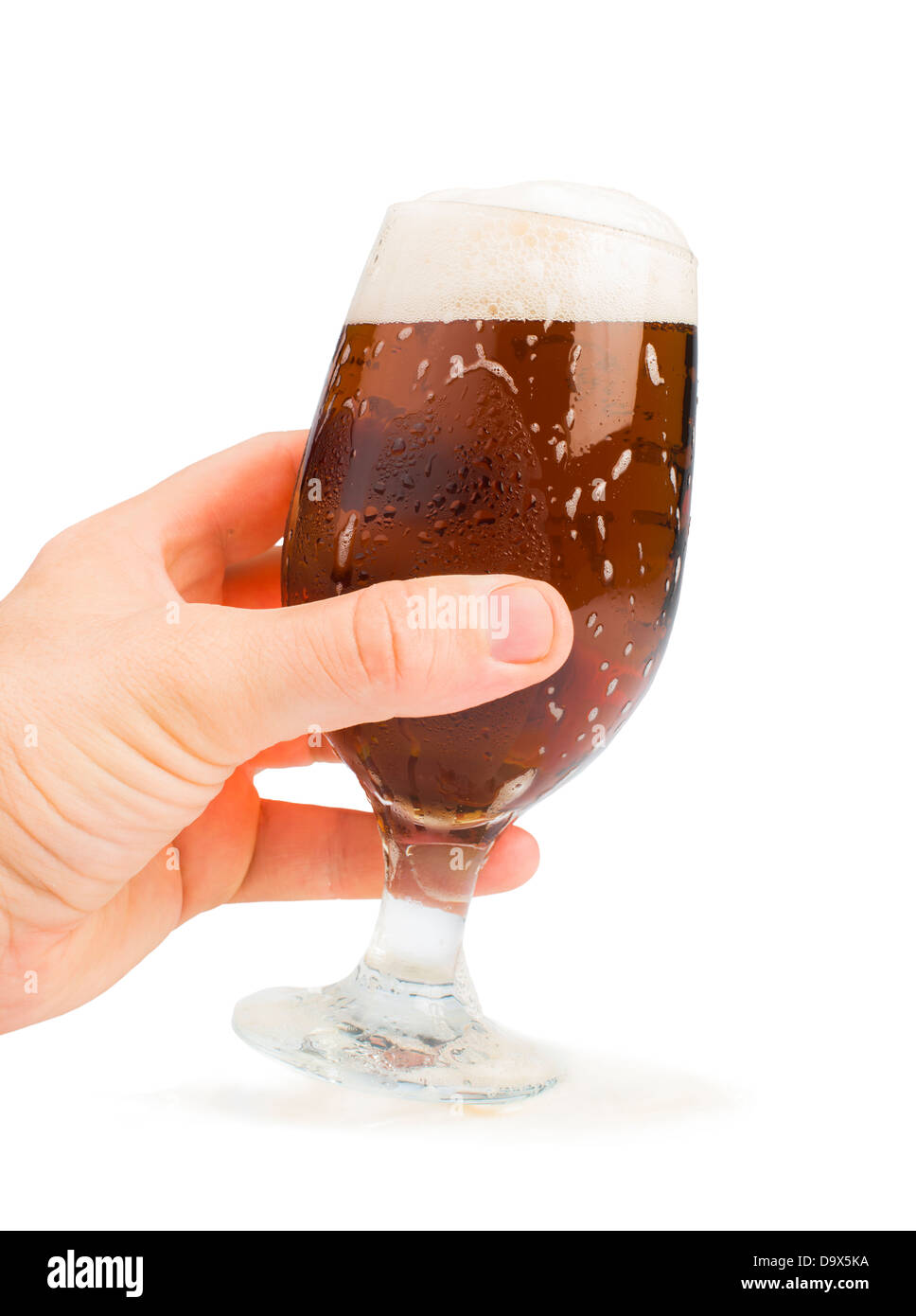 Mano che tiene una bottiglia di birra e boccale di birra. Isolato bianco studio shot. Foto Stock Mano che tiene una bottiglia di birra e boccale di birra. Isolato bianco studio shot. Foto Stock