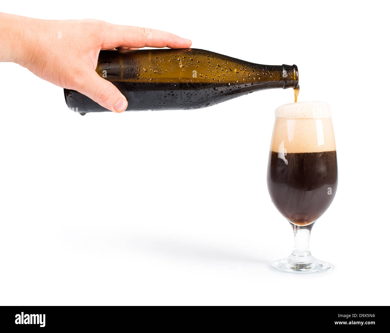 Mano che tiene una bottiglia di birra e boccale di birra. Isolato bianco studio shot. Foto Stock Mano che tiene una bottiglia di birra e boccale di birra. Isolato bianco studio shot. Foto Stock
