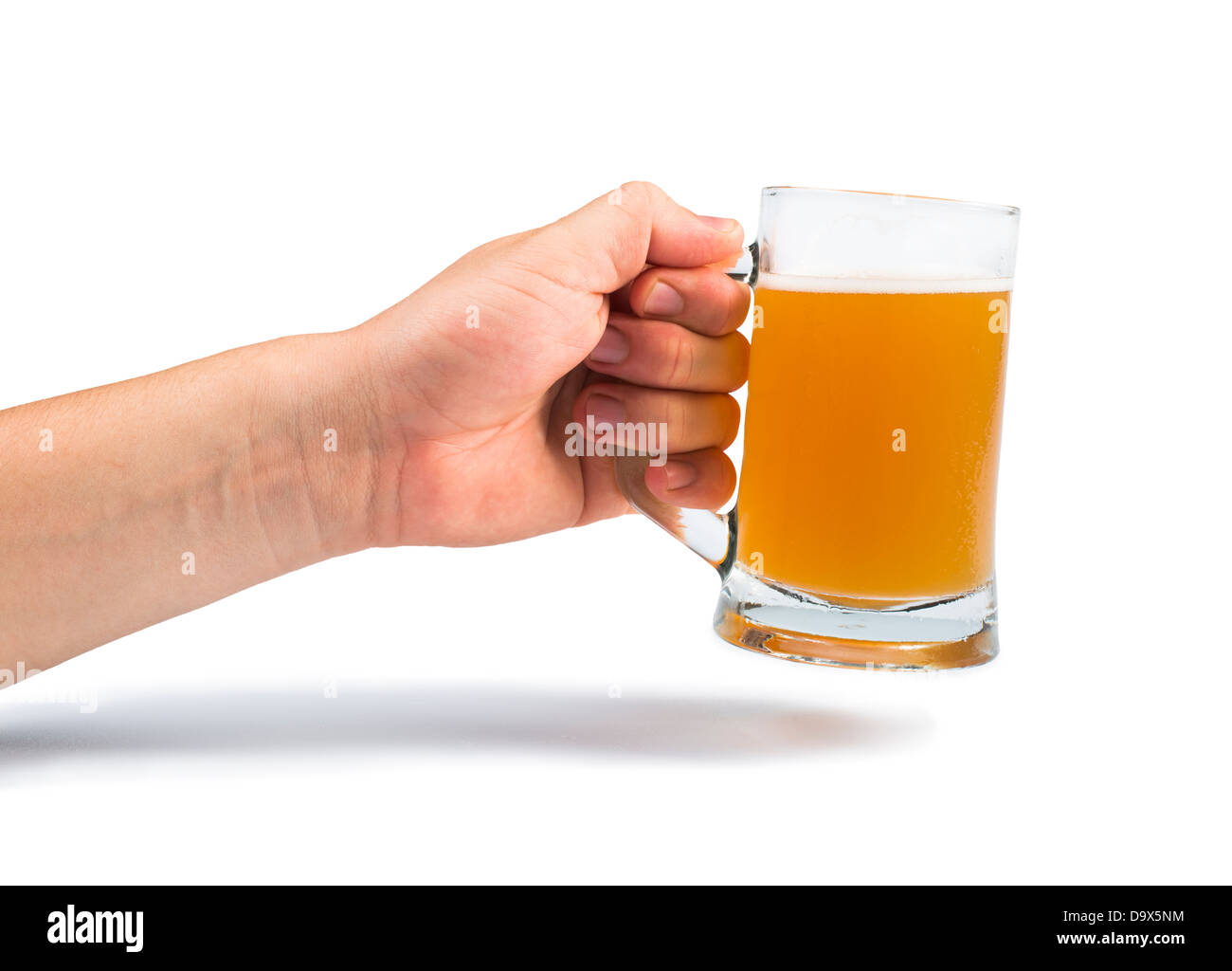 Mano che tiene una bottiglia di birra e boccale di birra. Isolato bianco studio shot. Foto Stock Mano che tiene una bottiglia di birra e boccale di birra. Isolato bianco studio shot. Foto Stock
