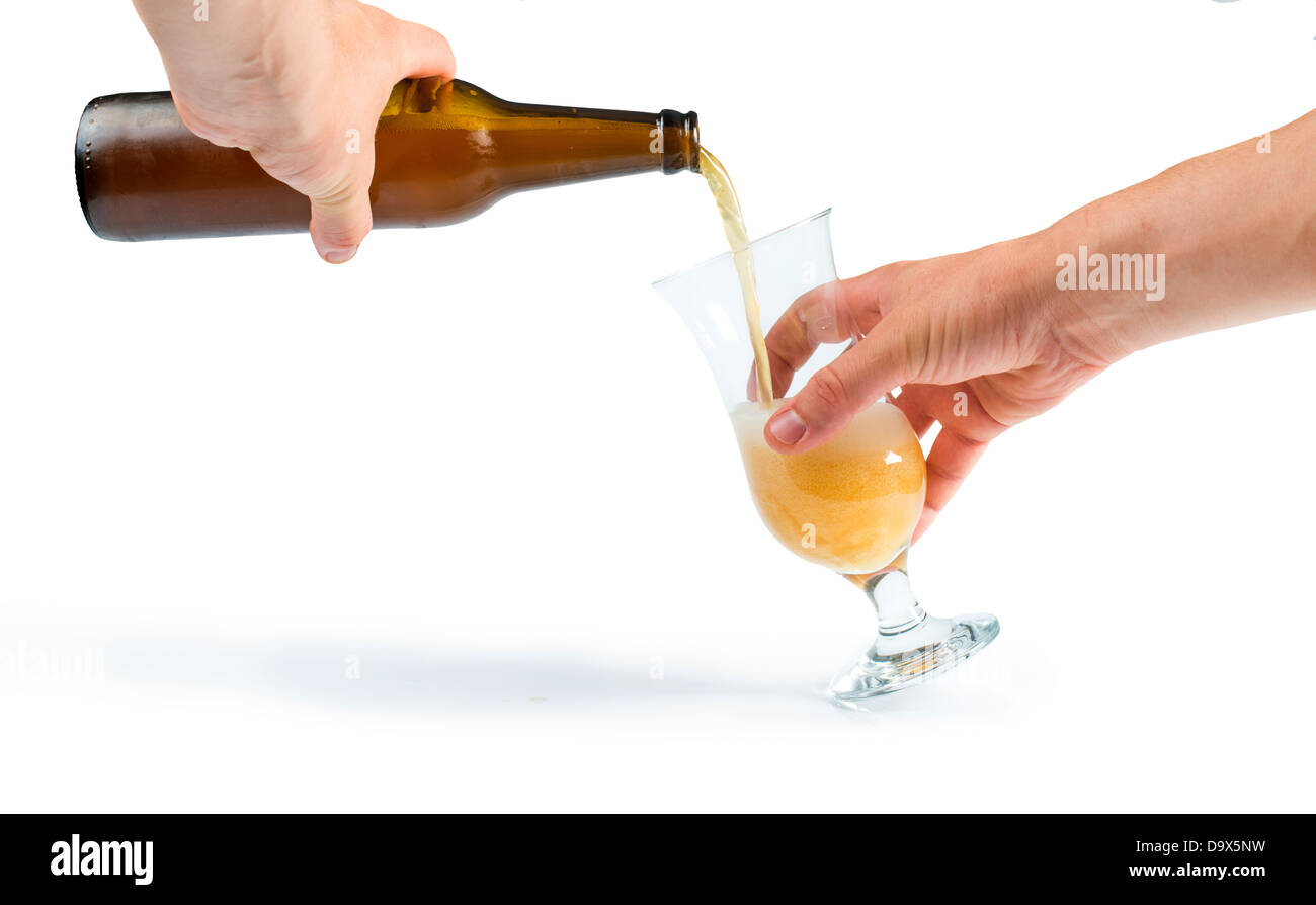 Mano che tiene una bottiglia di birra e boccale di birra. Isolato bianco studio shot. Foto Stock Mano che tiene una bottiglia di birra e boccale di birra. Isolato bianco studio shot. Foto Stock