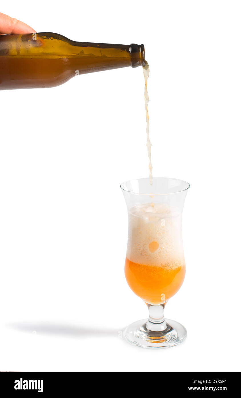 Mano che tiene una bottiglia di birra e boccale di birra. Isolato bianco studio shot. Foto Stock Mano che tiene una bottiglia di birra e boccale di birra. Isolato bianco studio shot. Foto Stock