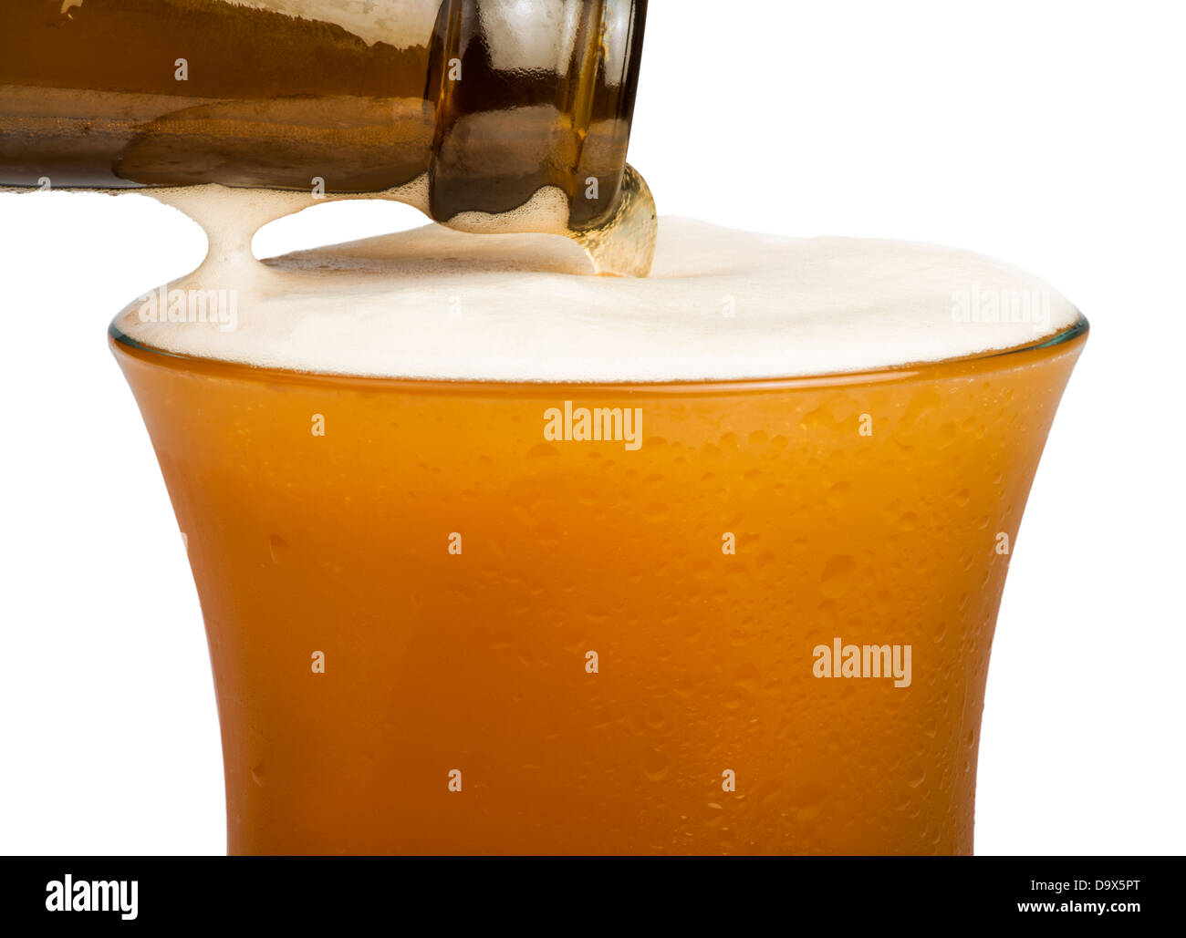 Bottiglia di birra e boccale di birra. Isolato bianco studio shot. Foto Stock Bottiglia di birra e boccale di birra. Isolato bianco studio shot. Foto Stock