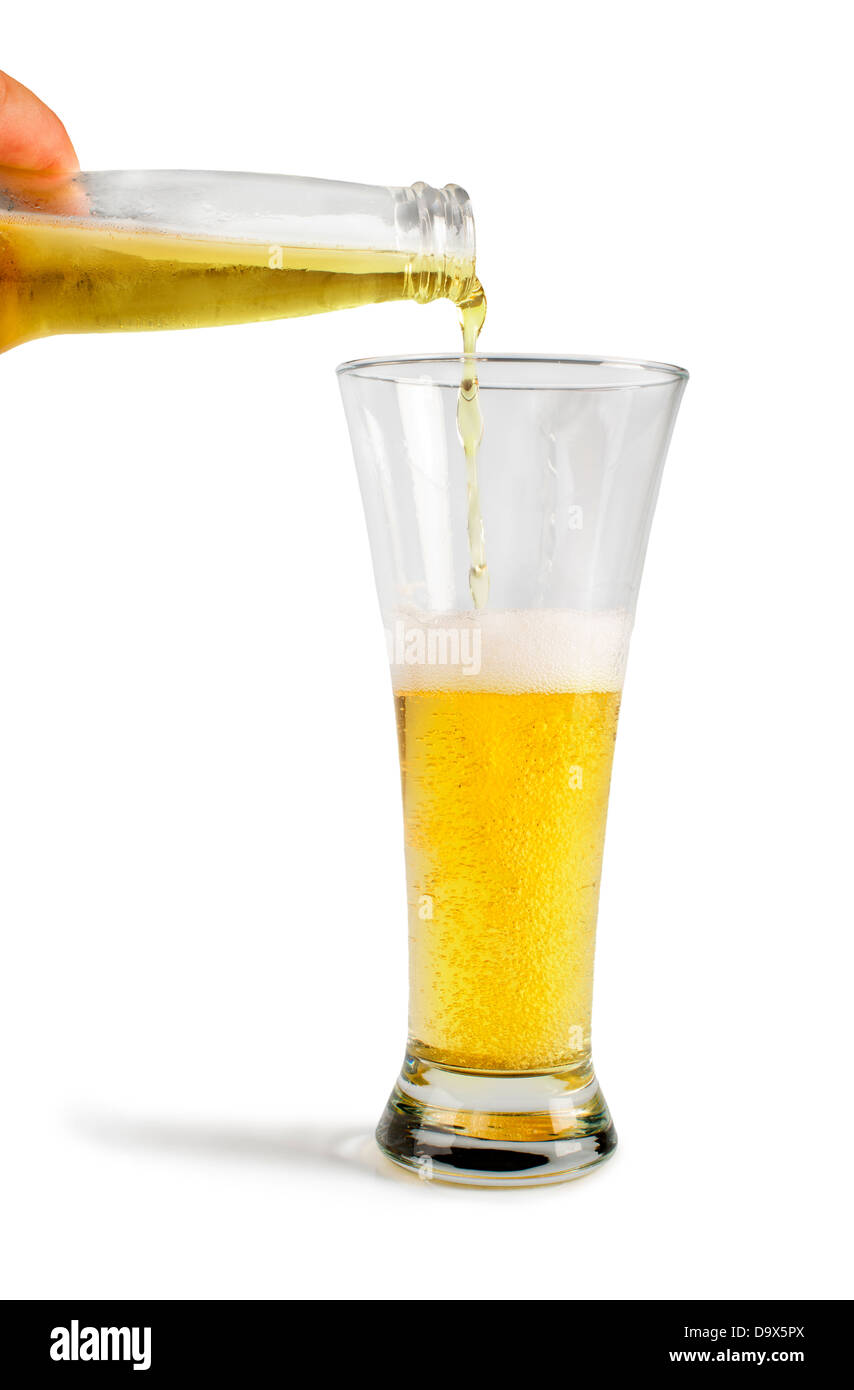 Mano che tiene una bottiglia di birra e boccale di birra. Isolato bianco studio shot. Foto Stock Mano che tiene una bottiglia di birra e boccale di birra. Isolato bianco studio shot. Foto Stock