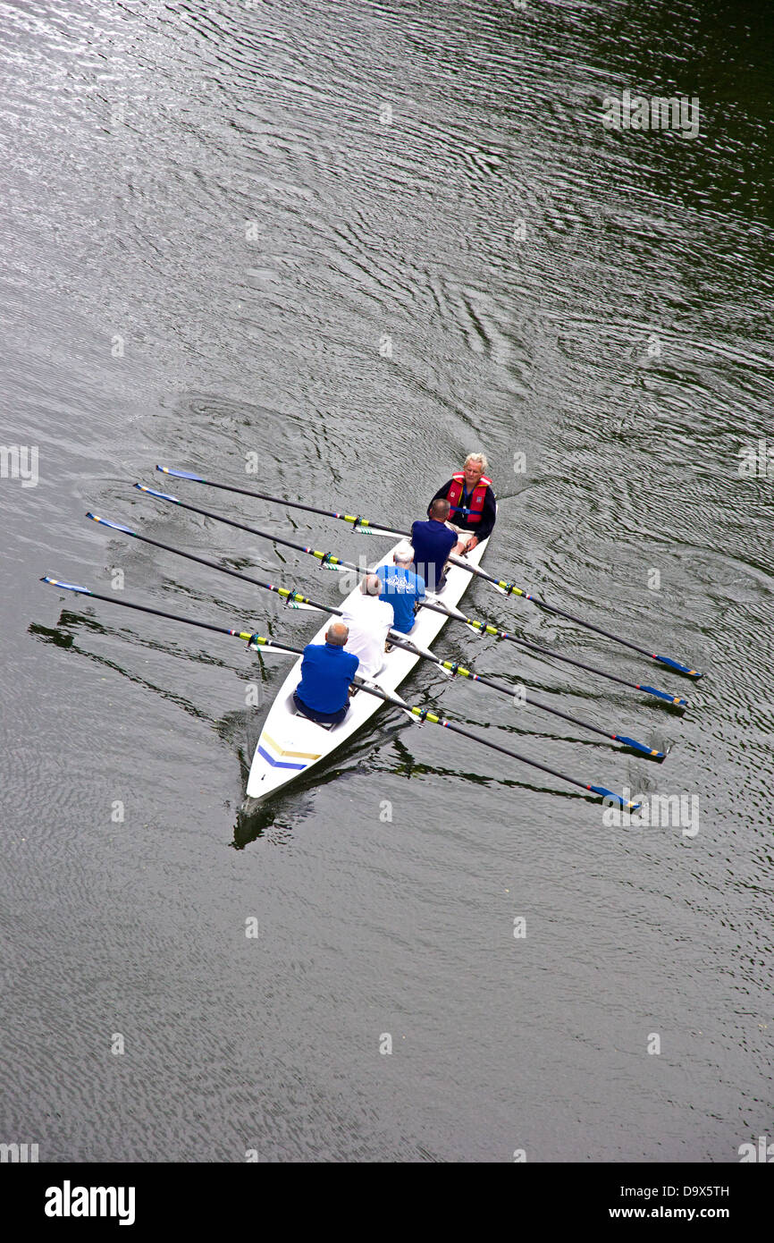 Alti uomini di equipaggio coxed quattro barche a remi sul fiume usura Foto Stock