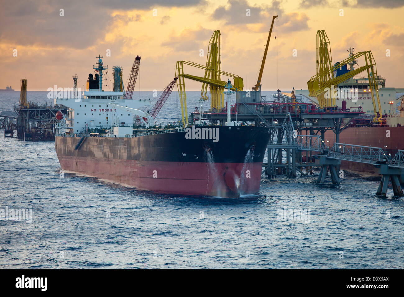 Le petroliere che lo scarico in mare Foto Stock