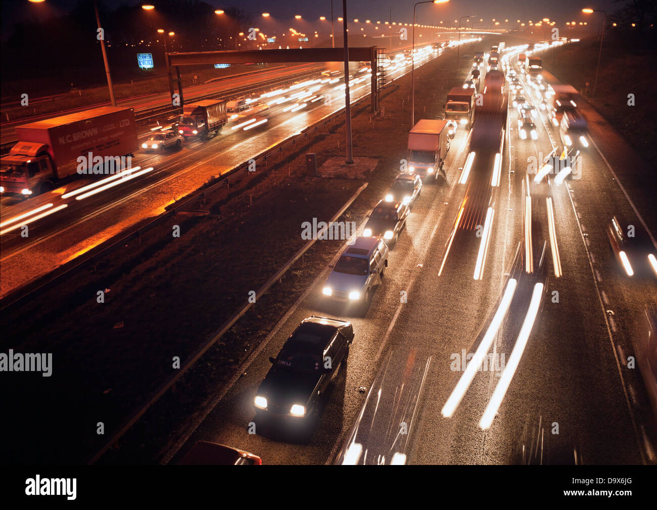 In autostrada il traffico dei pendolari su M1autostrada di notte o la sera tardi, REGNO UNITO Foto Stock
