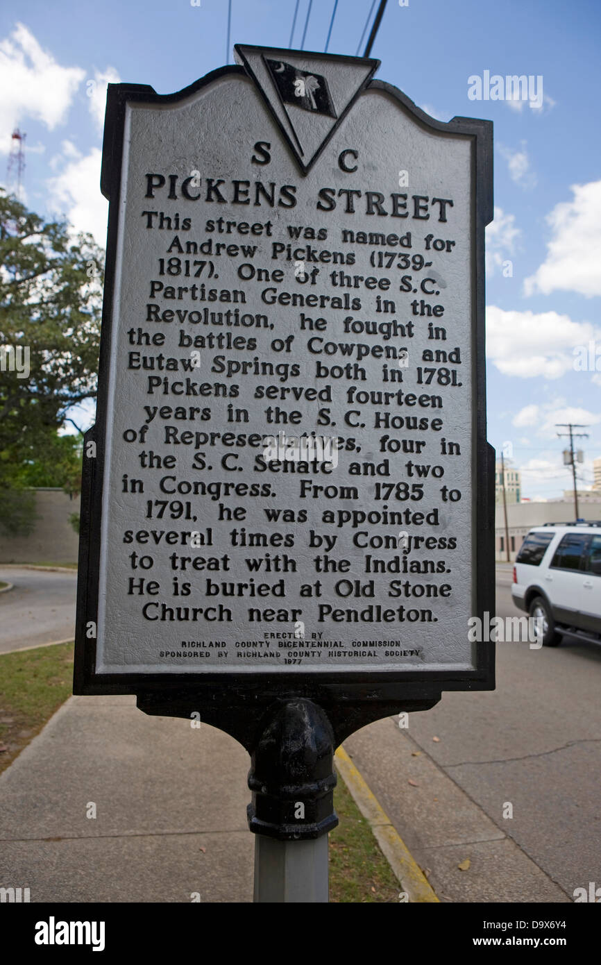 PICKENS STREET Questa strada è stato chiamato per Andrew Pickens (1739-1817). Uno dei tre S.C. Partigiano generali della rivoluzione, combatté nella battaglia di Cowpens e molle Eutaw entrambi nel 1781. Pickens servito quattordici anni di S.C. Casa dei Rappresentanti, quattro in S.C. Il senato e due nel Congresso. Dal 1785 al 1791, è stato nominato più volte dal Congresso per trattare con gli indiani. Egli fu seppellito nella vecchia chiesa di pietra nei pressi di Pendleton. Eretto da Richland County Bicentenario Commissione sponsorizzato da Richland County Historical Society, 1977 Foto Stock