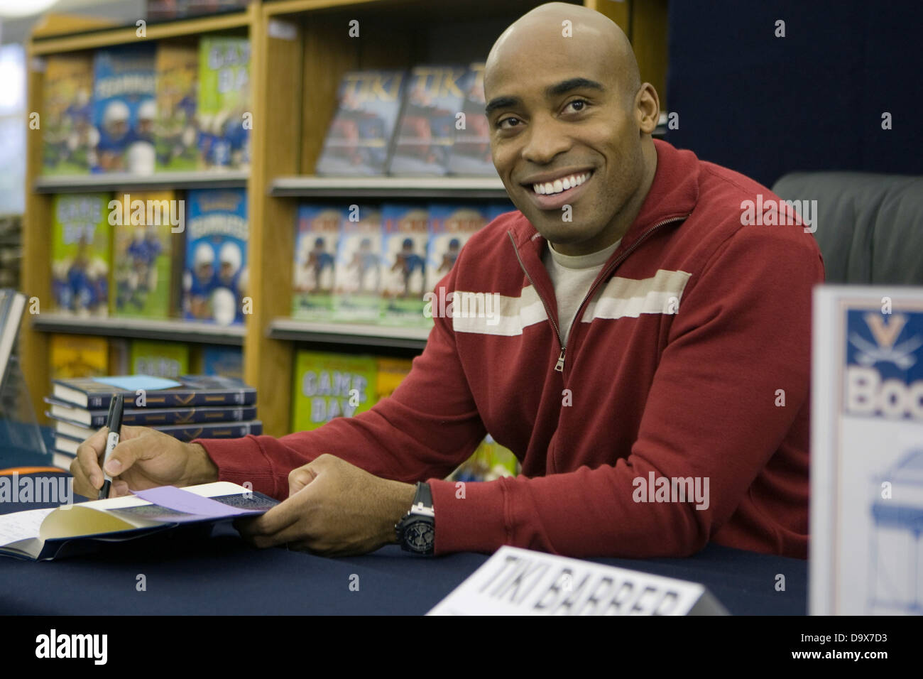 Ex New York Giants e Virginia Cavaliers running back Tiki Barber ritornò alla sua alma mater per promuovere il suo nuovo libro "Tiki: la mia vita in gioco al di là". Il libro firma si è svolta presso la University of Virginia Bookstore di Charlottesville, VA il 26 ottobre 2007. Foto Stock Ex New York Giants e Virginia Cavaliers running back Tiki Barber ritornò alla sua alma mater per promuovere il suo nuovo libro "Tiki: la mia vita in gioco al di là". Il libro firma si è svolta presso la University of Virginia Bookstore di Charlottesville, VA il 26 ottobre 2007. Foto Stock