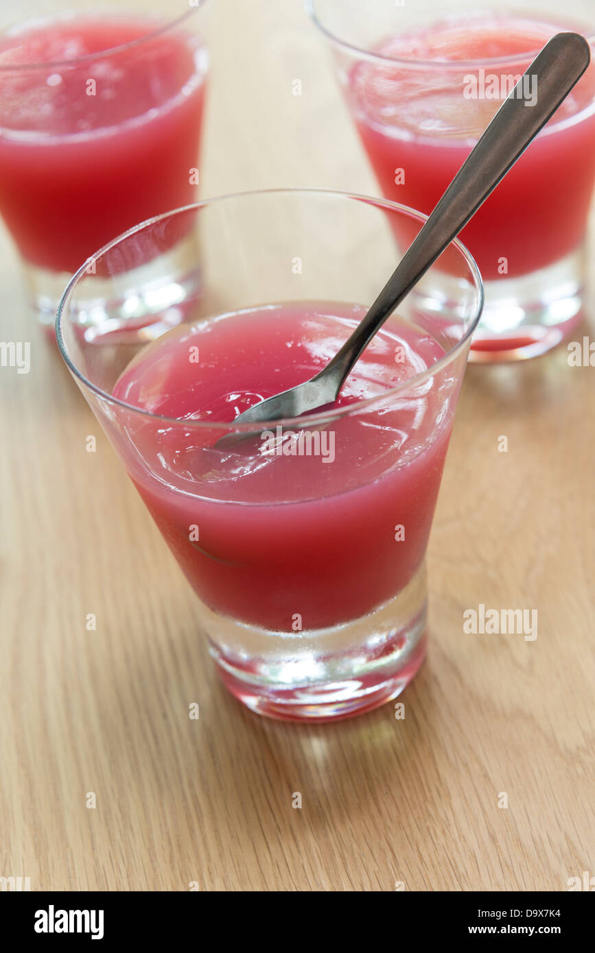 Tre Bicchieri di rabarbaro vegetariano jelly, fatta con agar-agar. Regno Unito. Foto Stock