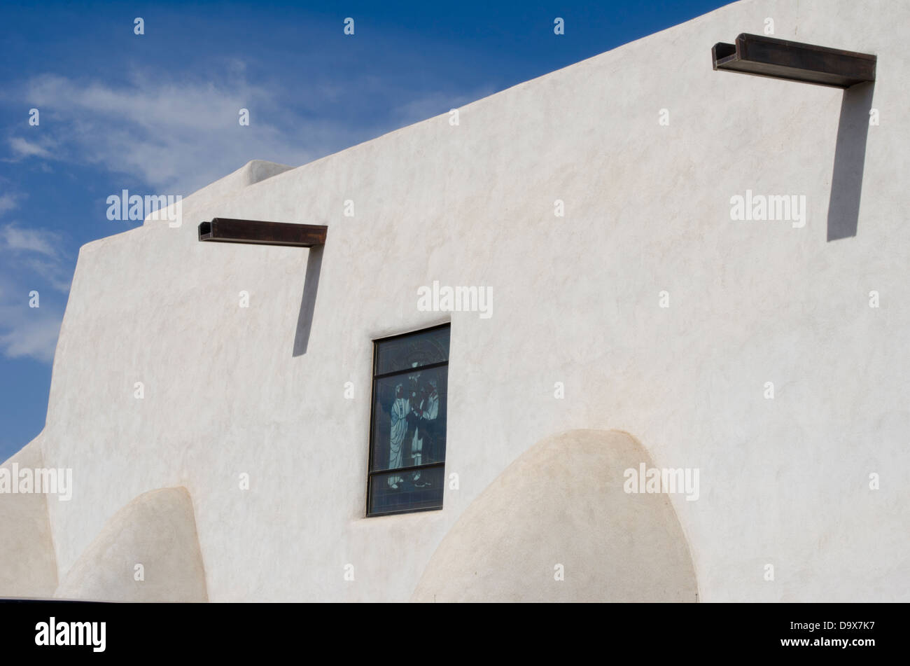 I graziosi stucchi linee del San Agustin chiesa della Missione nel Pueblo di Isleta è reminiscenza della vecchia chiesa di Taos. Foto Stock