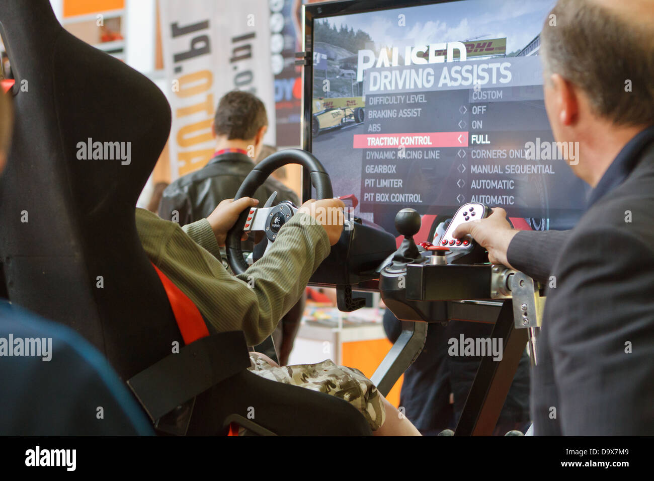 I visitatori della mostra ProfiAuto 2013, Katowice, Polonia, guardando il simulatore di guida. Foto Stock