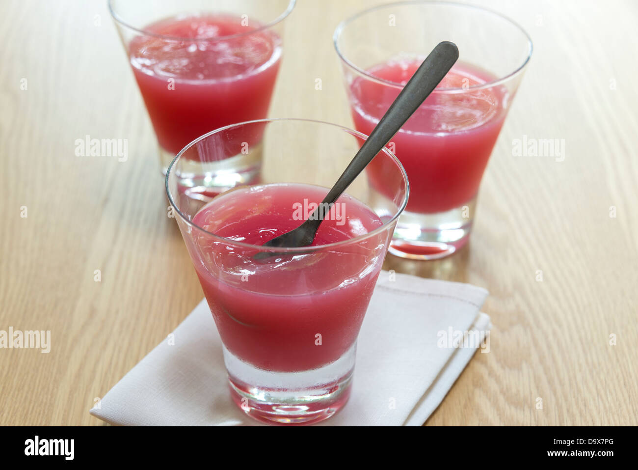 Tre Bicchieri di rabarbaro vegetariano jelly, fatta con agar-agar. Regno Unito. Foto Stock