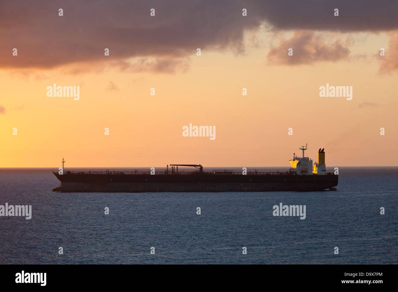 Petroliera in mare al tramonto Foto Stock