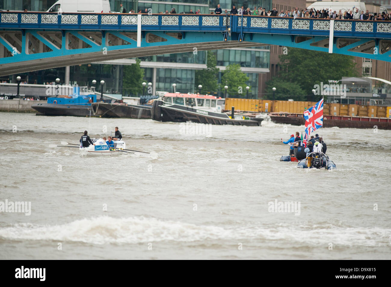 Londra, Regno Unito. Il 27 giugno 2013. Il 4 Uomo del team Isolani di frantumare il round britannico GB di fila e prendere il primo premio di €100,000.00. 26 giorni 09 ore 09 minuti 58 secondi non-stop. Linea Wellwishers Tower Bridge al traguardo Credito: Malcolm Park/Alamy Live News Foto Stock