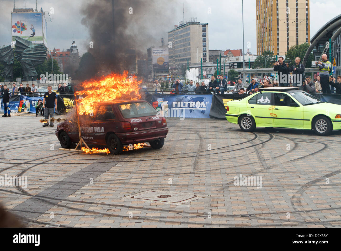 Auto stunt show. Car guida attraverso il muro di fuoco. Katowice in Polonia. Foto Stock