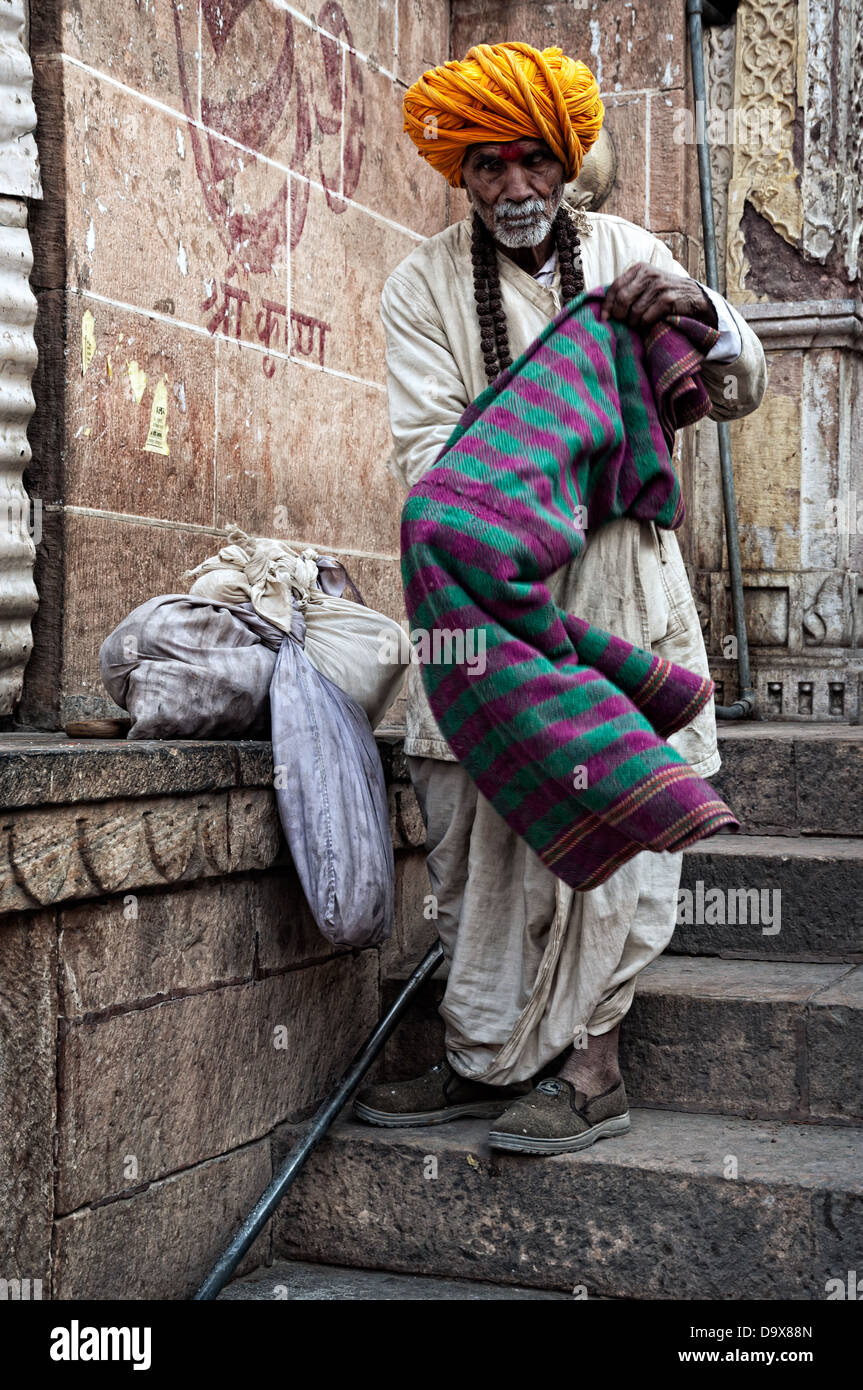 L'uomo anziano tipicamente vestito e indossando un grande turbante al di fuori di un tempio. Jodhpur, Rajasthan, India Foto Stock