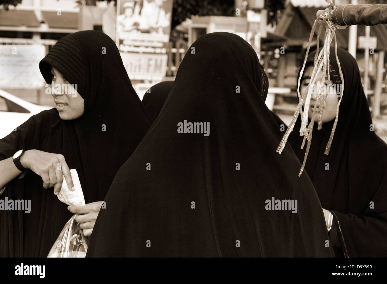 Musulmani Thai teens acquistare spuntini a concessione stand presso la spiaggia Foto Stock