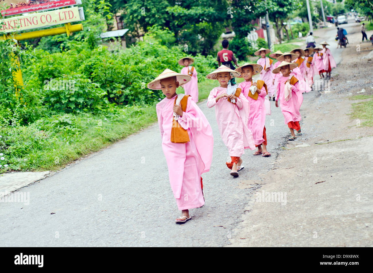 Monaca di myanmar accattonaggio immagini e fotografie stock ad alta ...