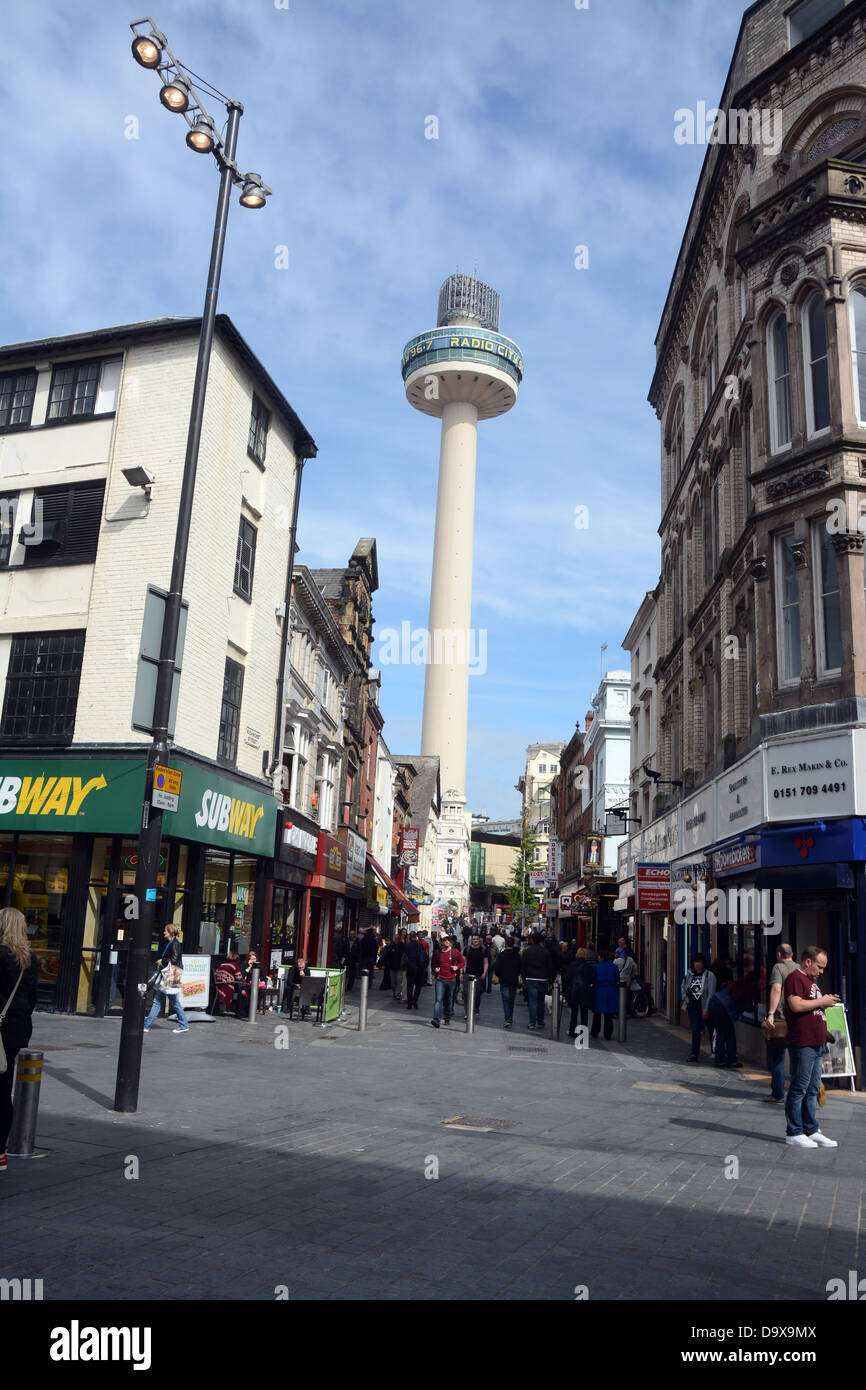 Vista lungo la Richmond St della Radio City Tower nella città di Liverpool Foto Stock
