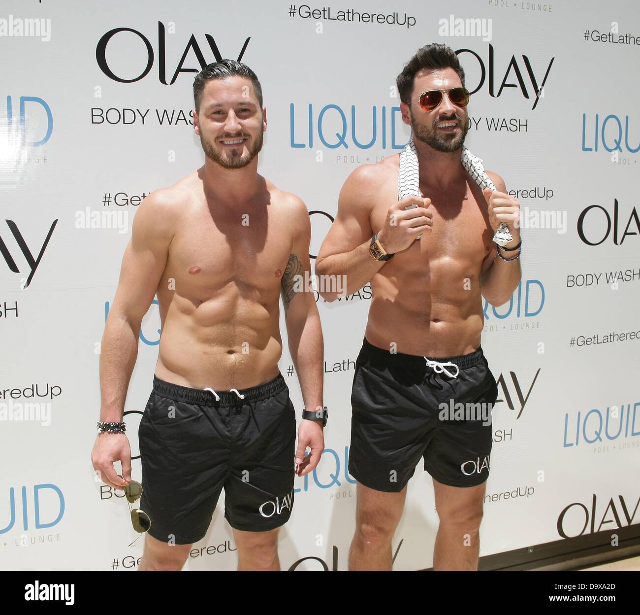 Las Vegas NV. Il 27 giugno, 2013. Val Chmerkovskiy, Maksim Chmerkovskiy di presenze per Chmerkovskiy fratelli schiuma con Olay Ultra umidità Body Wash, LIQUIDO Pool Lounge al ARIA, Las Vegas NV, Giugno 27, 2013. Credito: James Atoa/Everett raccolta/Alamy Live News Foto Stock