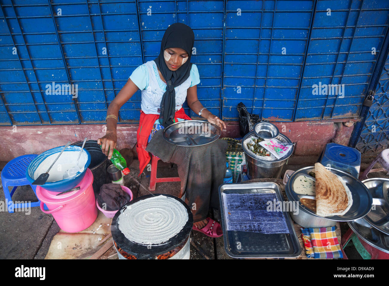 Donna birmano di cucina in stile indiano crepes, Yangon, Myanmar Foto Stock