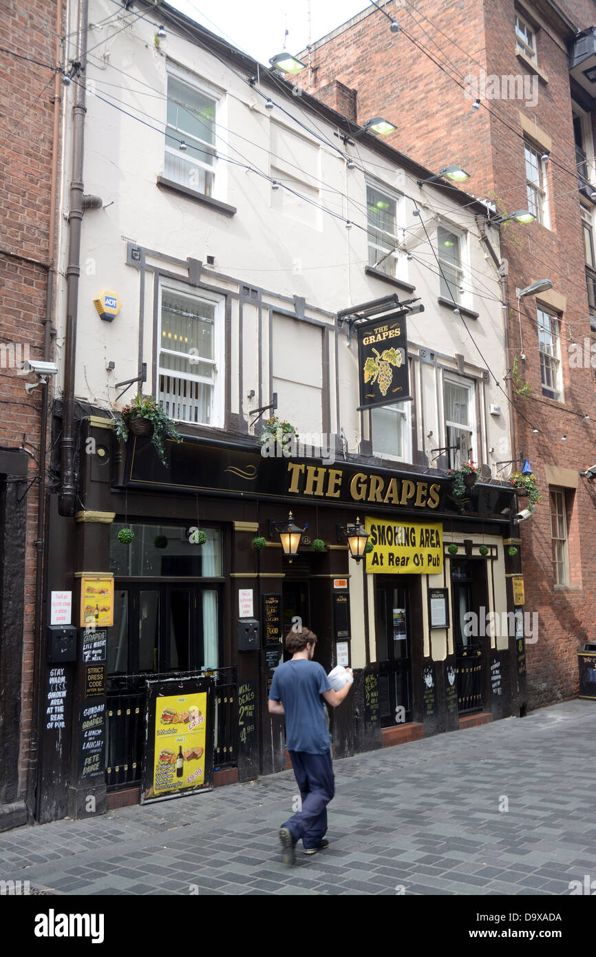 Le uve pub di Mathew St Liverpool occupato di fronte al sito dell'originale Cavern Club. I Beatles usato per bere vi Foto Stock