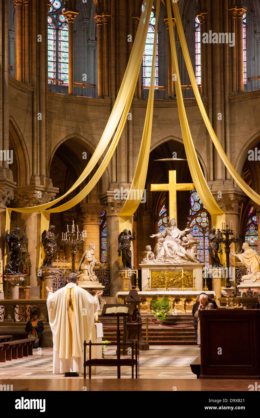 Prete che presta la messa alla cattedrale di Notre Dame, Parigi, Francia Foto Stock