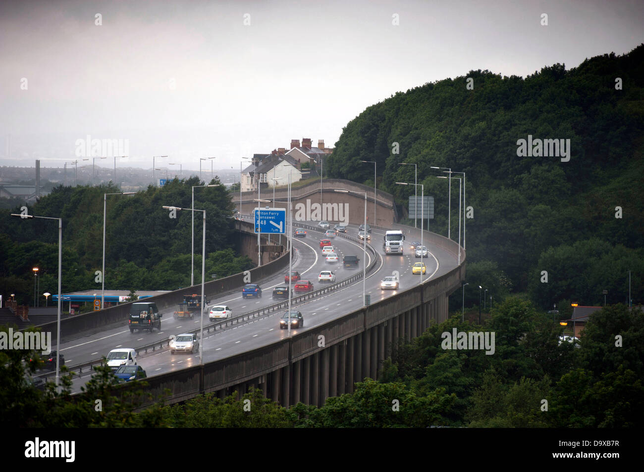 Port Talbot, Wales, Regno Unito. Il 27 giugno 2013. Il traffico che rende il modo lungo l'autostrada M4 a Port Talbot sotto la pioggia di questa sera. Credito: Phil Rees/Alamy Live News Foto Stock Port Talbot, Wales, Regno Unito. Il 27 giugno 2013. Il traffico che rende il modo lungo l'autostrada M4 a Port Talbot sotto la pioggia di questa sera. Credito: Phil Rees/Alamy Live News Foto Stock