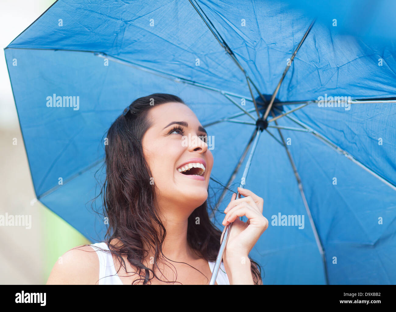 Felice bella donna sotto l ombrello Foto Stock