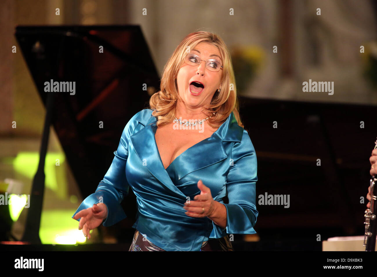 Inglese cantante soprano Lesley Garrett preforme presso il monastero di Clonard nella parte occidentale di Belfast come parte dell'Ulster Bank Belfast Festival Foto Stock