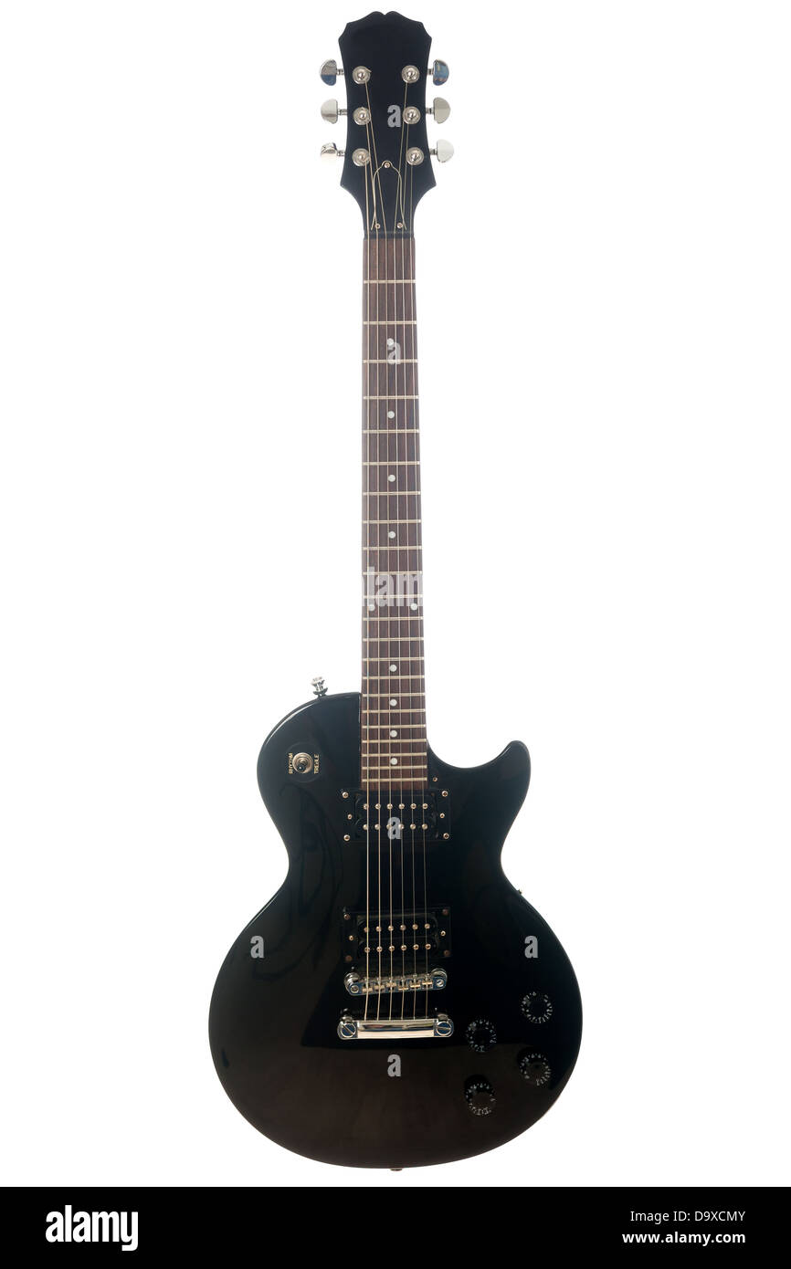 Black chitarra elettrica di classic design tradizionale shot su sfondo bianco. Foto Stock